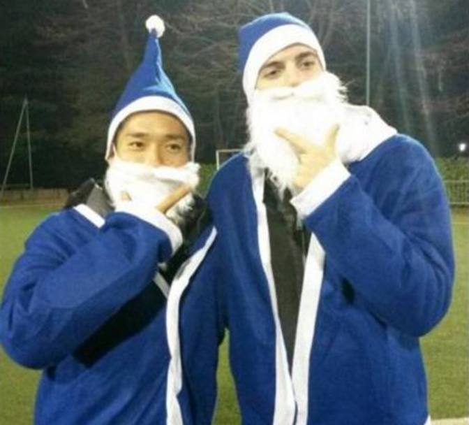 Nagatomo e Santon con barba e posa alla #epicbrozo (dal Twitter dell&#39;Inter)